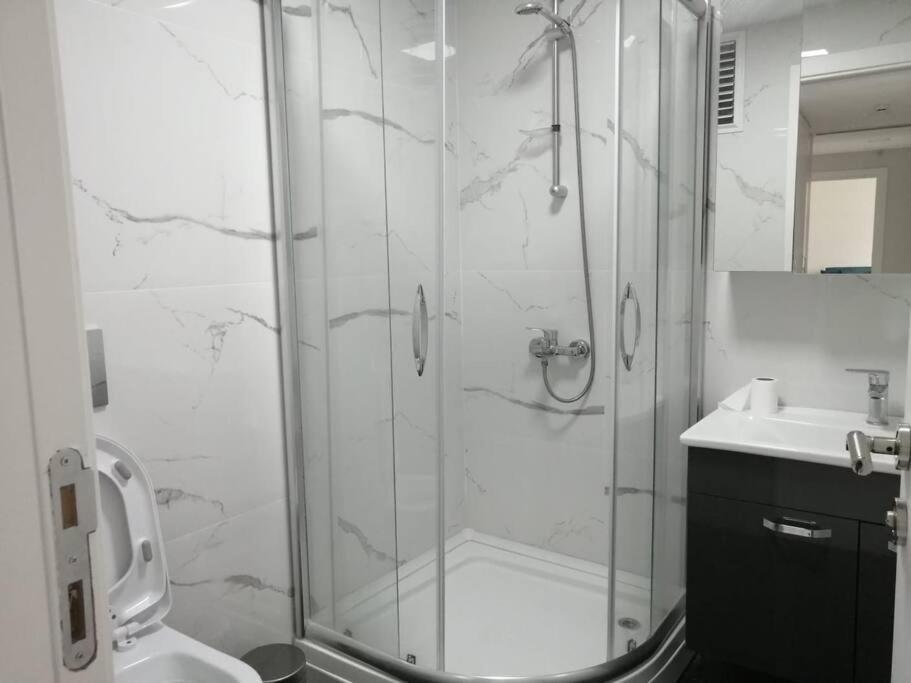 Sisli Apartment, 2 Bedrooms, 250 M Metro, New Modern Residence Истанбул Екстериор снимка